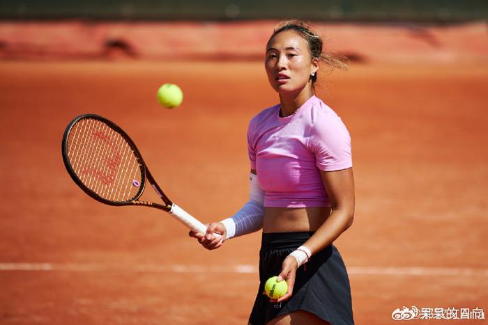 郑钦文太难了！萨巴输球给中国网球一姐添堵，冲击总决赛难度大增